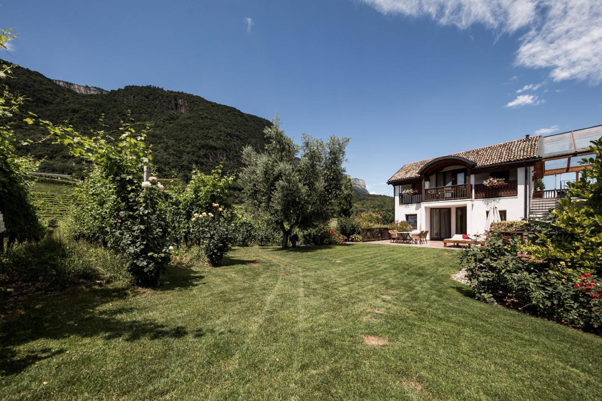 Weingut Weidlhof - Suite & Breakfast - Vacation For Wine Lovers Caldaro Luaran gambar